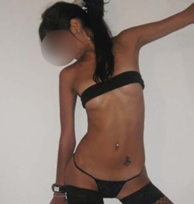 Jeux URO avec jolie brunette sur Paris