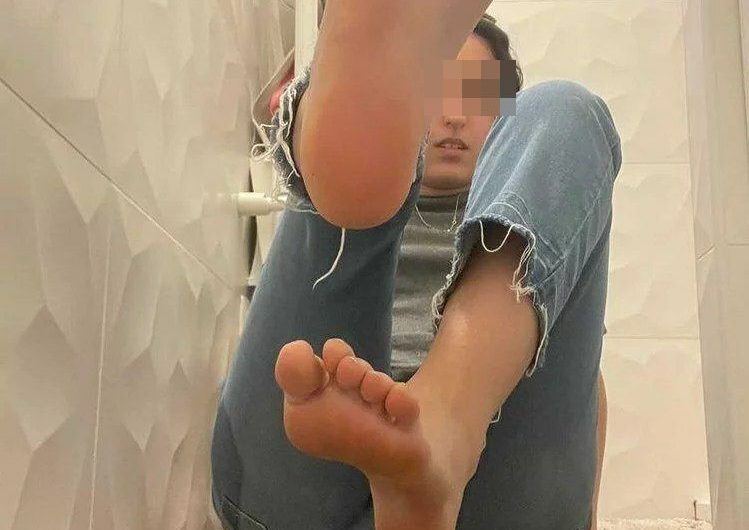 Pour mec qui kif les pieds odorants, jeux fetish et humiliation…